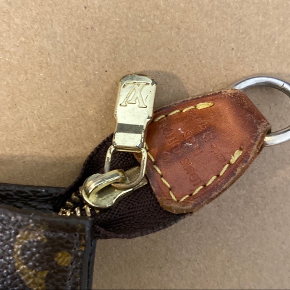 Louis Vuitton zipper pouch! - Picture 4 of 7